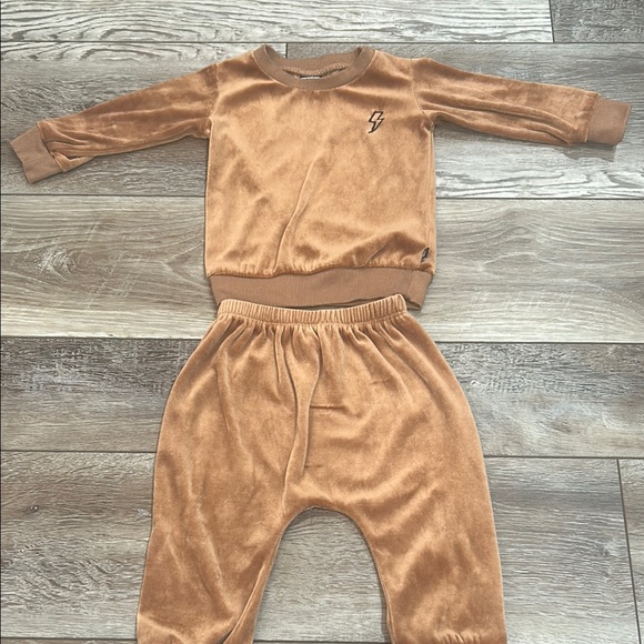 Pixie Lane Tan Velour Baby Lounge Set Size 12-18 M - Picture 1 of 9